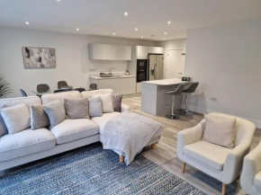 Luxury 3 Bed House, Parking, Garden and 2 Office desks 2